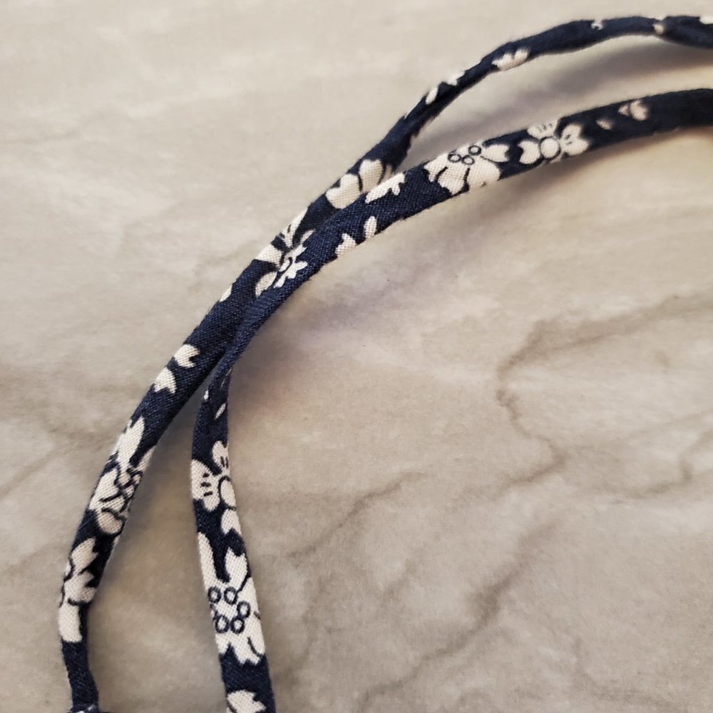 🦄 J.Crew Cuts Silver Glitter Unicorn Chamrs Stars Ball Fabric Tie Necklace 🦄 - Picture 5 of 9